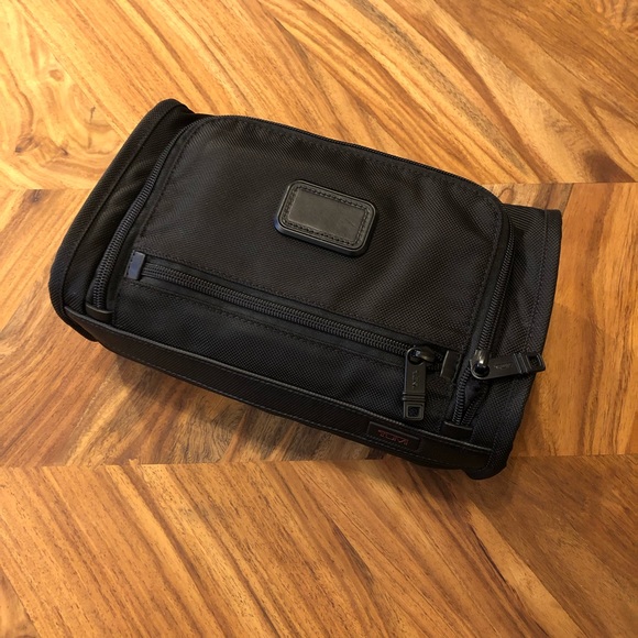 tumi mens toiletry bag